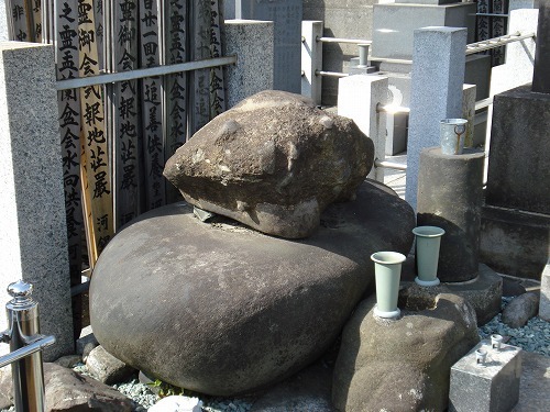 Każdego dnia 4 litry sake i pobudka do pracy o drugiej w nocy. Kawanabe Kyōsai, demon malarstwa w Japonii Meiji Ośmiolatek wyłowił z rzeki uciętą głowę, żeby ją narysować. Czterdzieści lat później Kyōsai dostał najwyższą nagrodę w kraju za to, że przestał być sobą. Demon japońskiego malarstwa w czasach Meiji.