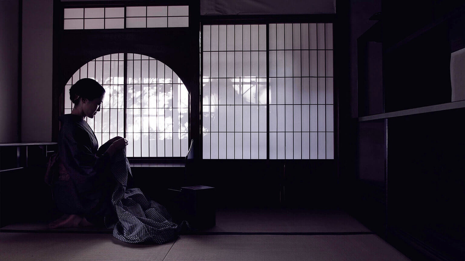 „Pochwała cienia” Tanizakiego – dotknijmy japońskiego piękna półmroku, tak odmiennego od zachodniej estetyki światła Jak Japończycy widzą piękno półmroku? Tanizaki w „Pochwale cienia” pokazuje różnicę między estetyką Japonii a zachodnią obsesją światła.