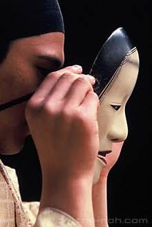 Puste naczynie. Co teatr nō robi z człowiekiem, który nic nie rozumie Co teatr nō robi z uwagą i pamięcią widza na sali. Aktor w masce widzi tyle, żeby się nie potknąć, a widownia czyta napisy, bo Japończycy też nie rozumieją tekstu.