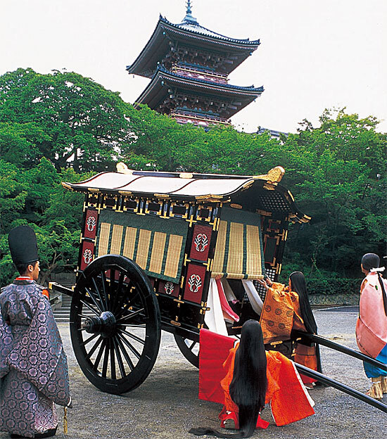 Weekendowy wypad z damami dworu Heian-kyō. Słuchamy kukułki z samą Sei Shōnagon. Heian-kyō, 998: Sei Shōnagon wraca z wyprawy bez jednego wersu. Wymówkę ma po ojcu poecie. Wóz obłożony kwiatami jak żywopłot, ulewa i kukułki drące się nad głową.