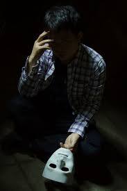 Kanji 忍 (nin) i cena samokontroli - bądź twardy, ale tyle tylko, ile sam potrzebujesz Znak 忍 (nin) rozebrany na części: budowa, etymologia i najstarsze znaczenia „wytrwać”. Od 忍耐 (nintai) i psychologii samokontroli po granice wytrzymałości, koszt tłumienia emocji oraz napięcie między godnością a posłuszeństwem.