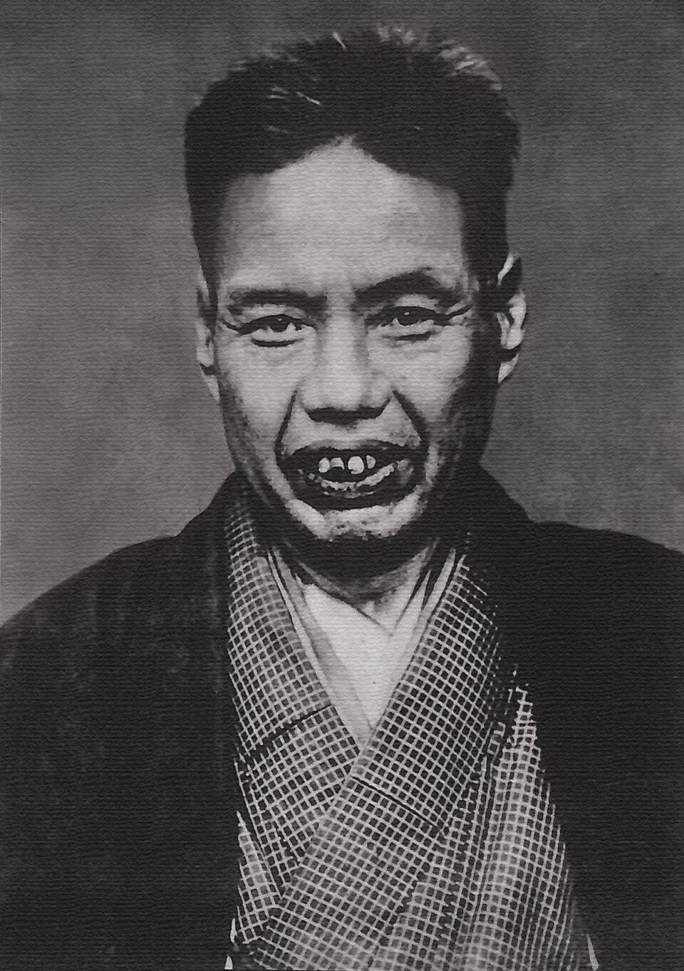 Każdego dnia 4 litry sake i pobudka do pracy o drugiej w nocy. Kawanabe Kyōsai, demon malarstwa w Japonii Meiji Ośmiolatek wyłowił z rzeki uciętą głowę, żeby ją narysować. Czterdzieści lat później Kyōsai dostał najwyższą nagrodę w kraju za to, że przestał być sobą. Demon japońskiego malarstwa w czasach Meiji.