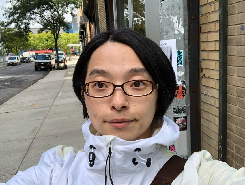 Nie wiem, kim i po co jestem – więc założyłem samurajską zbroję i scrolluję. Ironiczne współczucie w sztuce Tetsuyi Noguchiego Tetsuya Noguchi i samuraj ze smartfonem – ironiczna, poruszająca sztuka o tożsamości, nostalgii i współczesnym świecie bez zasad.