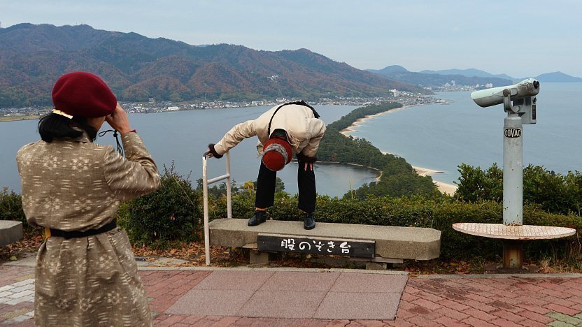Amano Hashidate - turyści patrzą "do góry nogami" Analiza i interpretacja obrazu Amano Hashidate - japońskie sumi-e autorstwa Sesshu Toyo - zen w Niebiańskim Moście z XVI wieku.