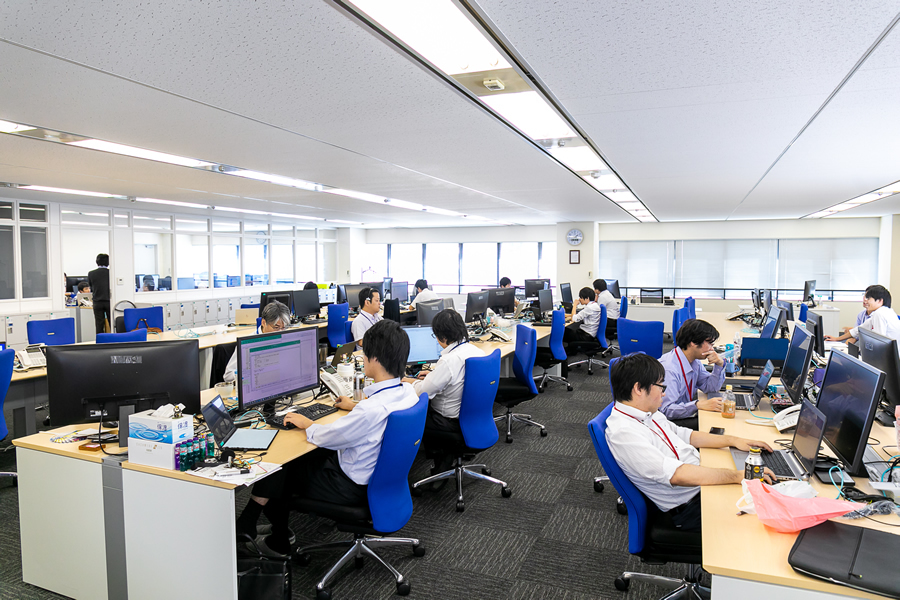 Nie po imieniu – jak Japończycy naprawdę mówią do siebie na co dzień Dlaczego w Japonii rzadko woła się ludzi po imieniu? Artykuł o nazwiskach, -san, sensei, firmowych tytułach i tym, jak język odsłania hierarchię relacji.