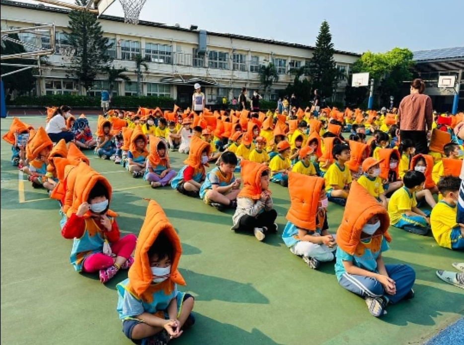 Bōsai. Zachować spokój, pomóc sąsiadom, odbudować miasto. Jak Japonia wychowuje dzieci na wypadek katastrofy. Bōsai to japońska kultura gotowości: szkolne ćwiczenia, „pierwsza odpowiedź”, samopomoc i sąsiedzka współpraca. Esej o tym, jak Japonia wychowuje dzieci do spokoju, odpowiedzialności i odbudowy po katastrofie.