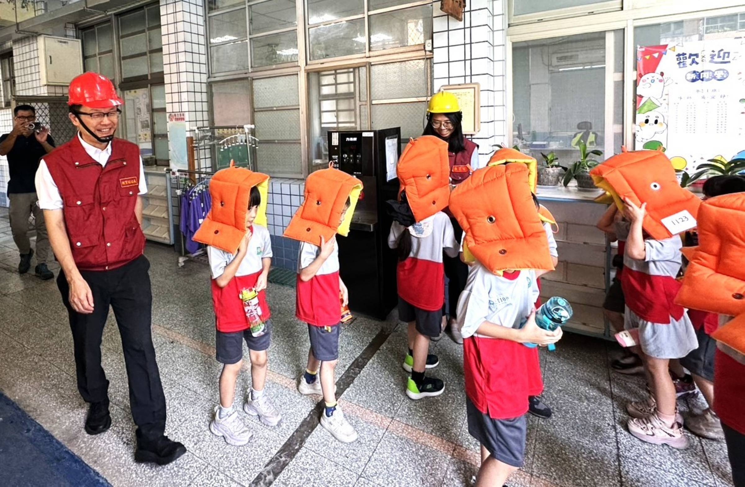 Bōsai. Zachować spokój, pomóc sąsiadom, odbudować miasto. Jak Japonia wychowuje dzieci na wypadek katastrofy. Bōsai to japońska kultura gotowości: szkolne ćwiczenia, „pierwsza odpowiedź”, samopomoc i sąsiedzka współpraca. Esej o tym, jak Japonia wychowuje dzieci do spokoju, odpowiedzialności i odbudowy po katastrofie.