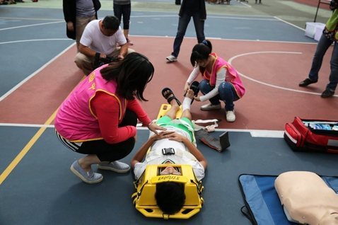 Bōsai. Zachować spokój, pomóc sąsiadom, odbudować miasto. Jak Japonia wychowuje dzieci na wypadek katastrofy. Bōsai to japońska kultura gotowości: szkolne ćwiczenia, „pierwsza odpowiedź”, samopomoc i sąsiedzka współpraca. Esej o tym, jak Japonia wychowuje dzieci do spokoju, odpowiedzialności i odbudowy po katastrofie.