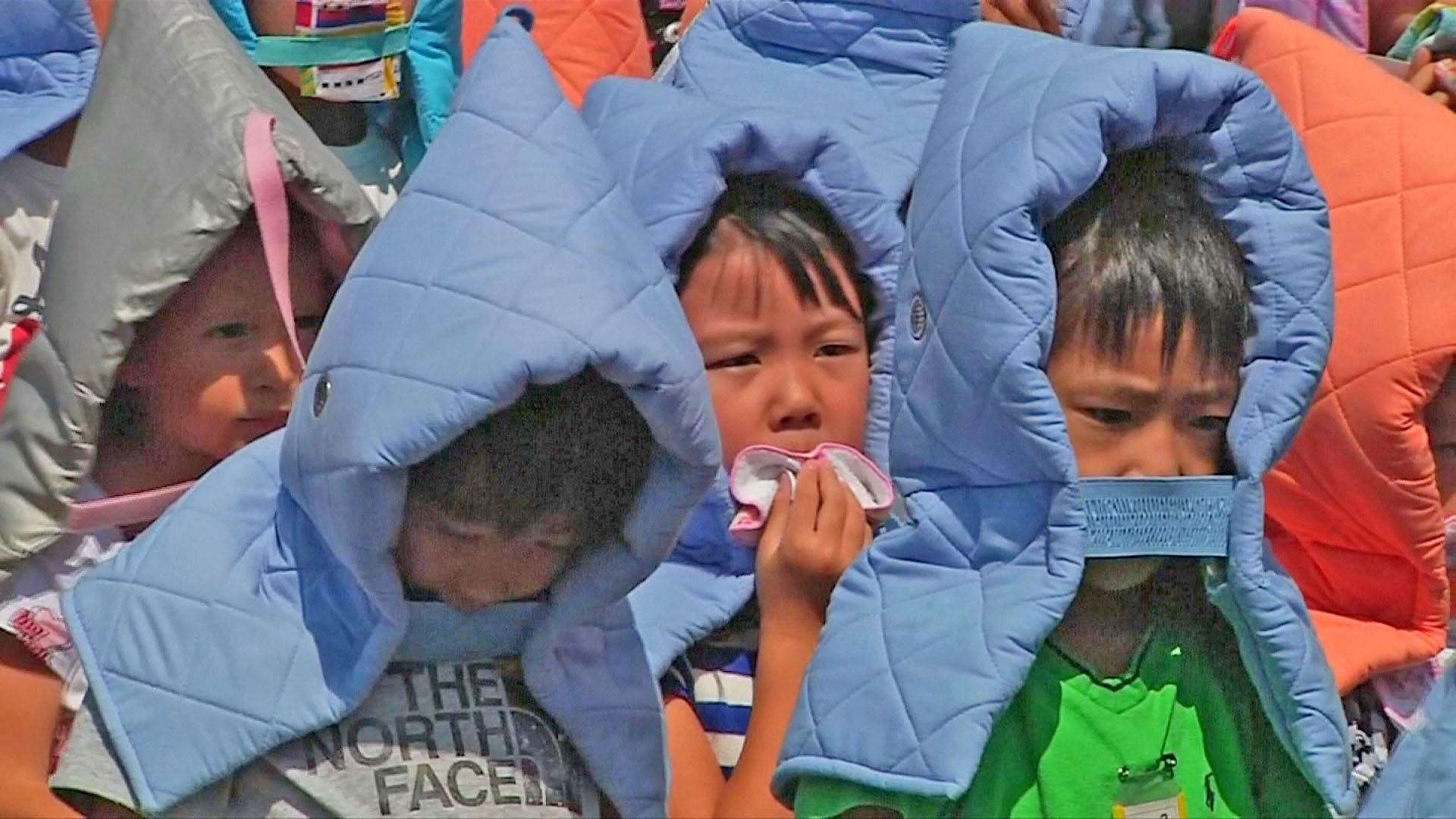 Bōsai. Zachować spokój, pomóc sąsiadom, odbudować miasto. Jak Japonia wychowuje dzieci na wypadek katastrofy. Bōsai to japońska kultura gotowości: szkolne ćwiczenia, „pierwsza odpowiedź”, samopomoc i sąsiedzka współpraca. Esej o tym, jak Japonia wychowuje dzieci do spokoju, odpowiedzialności i odbudowy po katastrofie.