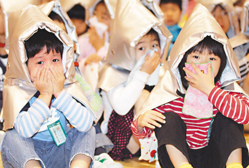 Bōsai. Zachować spokój, pomóc sąsiadom, odbudować miasto. Jak Japonia wychowuje dzieci na wypadek katastrofy. Bōsai to japońska kultura gotowości: szkolne ćwiczenia, „pierwsza odpowiedź”, samopomoc i sąsiedzka współpraca. Esej o tym, jak Japonia wychowuje dzieci do spokoju, odpowiedzialności i odbudowy po katastrofie.