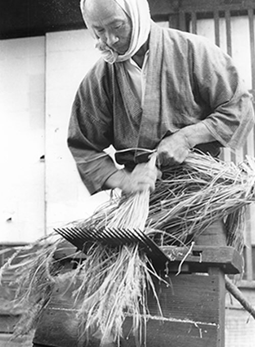 Weekendowy wypad z damami dworu Heian-kyō. Słuchamy kukułki z samą Sei Shōnagon. Heian-kyō, 998: Sei Shōnagon wraca z wyprawy bez jednego wersu. Wymówkę ma po ojcu poecie. Wóz obłożony kwiatami jak żywopłot, ulewa i kukułki drące się nad głową.