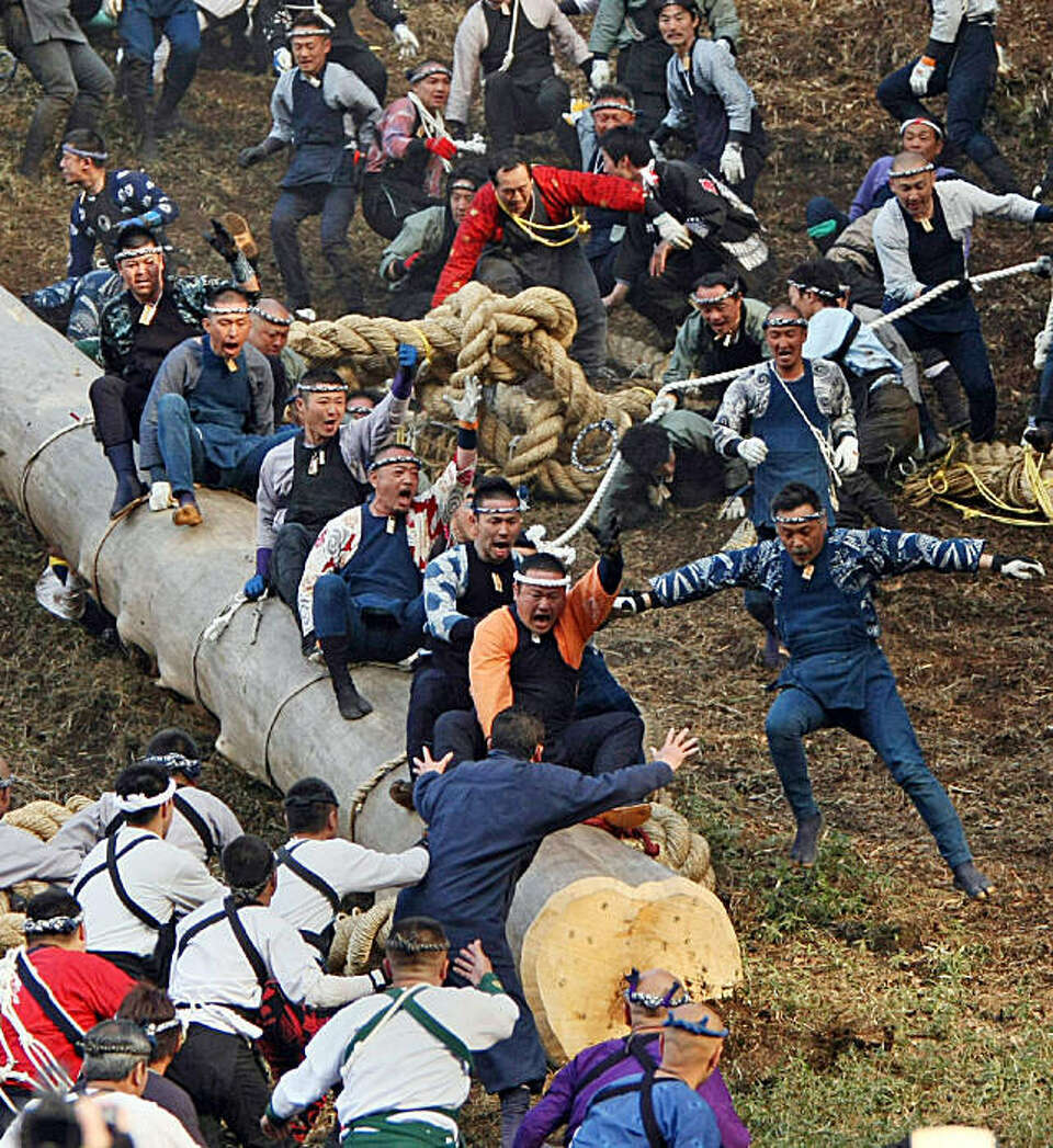 Szalona jazda na pniu - Onbashira Japoński festiwal Onbashira matsuri - ryzykując życiem i zdrowiem w festiwalu dziekiej odwagi i brawury w Suwa, Nagano.