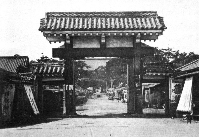 Nostalgia z ukrytym ostrzem. Shin-hanga to nie pocztówka. To diagnoza. Shin-hanga: nowe ukiyo-e w epoce fotografii. Hasui, Watanabe i Tokyo po 1923 – śnieg, nocne światło i modernizacja ukryta w detalach, między nostalgią a prawdą epoki.