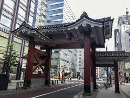 Nostalgia z ukrytym ostrzem. Shin-hanga to nie pocztówka. To diagnoza. Shin-hanga: nowe ukiyo-e w epoce fotografii. Hasui, Watanabe i Tokyo po 1923 – śnieg, nocne światło i modernizacja ukryta w detalach, między nostalgią a prawdą epoki.