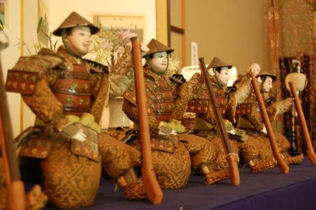 Zanim Iga stała się legendą shinobi. Życie i zasady w wiosce najemników epoki Sengoku Mgła nad kotliną Iga, wiosna 1561. Jeden dzień we wsi wynajmującej ludzi do nocnych napadów: 650 warowni, spisany kodeks i przysięga wypijana razem z popiołem.
