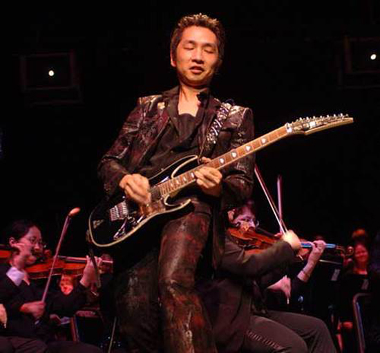 Akira Yamaoka grający na gitarze - muzyka do japońskich gier video. Artyku o kompozytorze muzyki do gier video - Akira Yamaoka - mistrz mrocznej symfonii serii Silent Hill.
