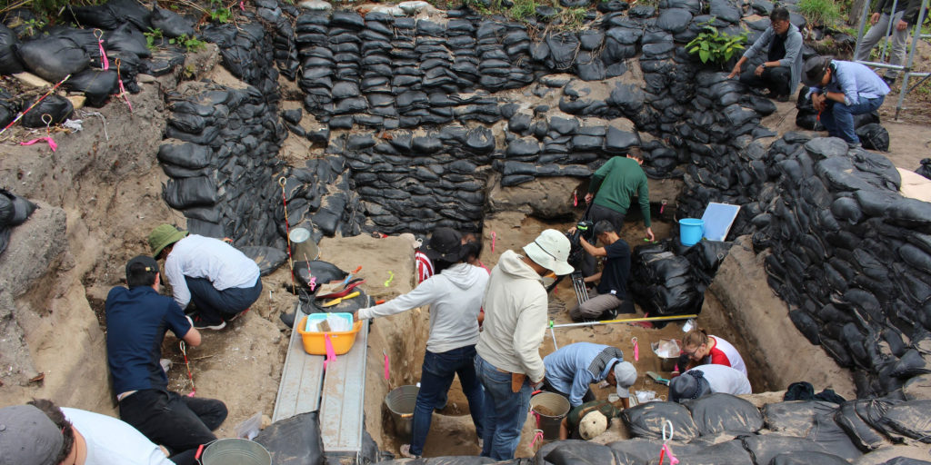 Wykopaliska archeologiczne w Japon ii (Hokkaido) - badania nad historią ludu Ajnów. Esej o polskim wkładzie w badania nad ludem Ainu na wyspie Hokkaido w Japonii. Rola Bronisława Piłsudskiego w badaniu kultury Ajnów. Inne badania Ainu - prof. Majewicz, dr. hab. Golik.