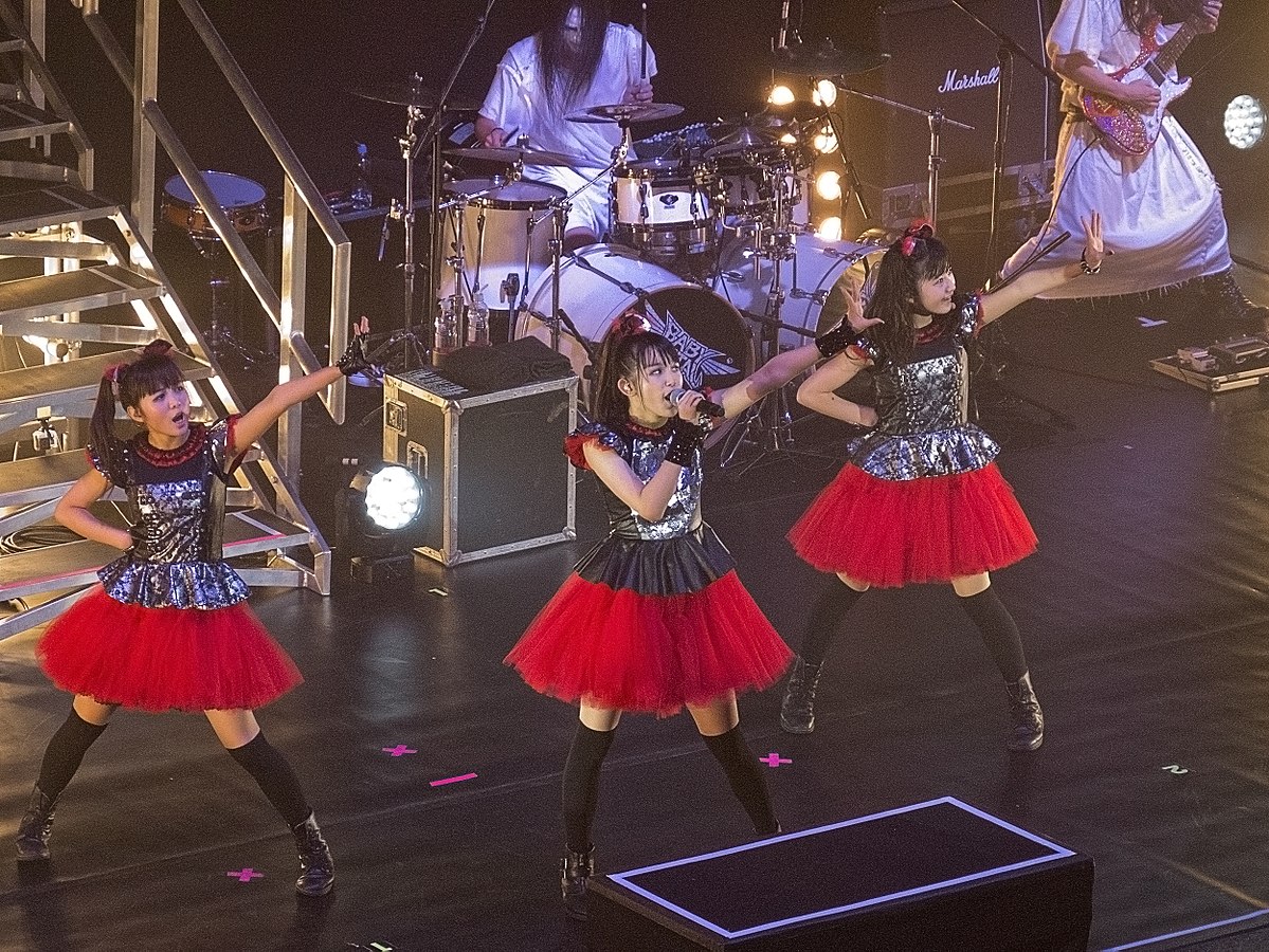 Japońskie mieszanie gatunków muzycznych: Baby metal. Artykuł o japońskim zespole muzyki eksperymentalnej (noise art, psychodela i punk rock) - The Boredoms z Osaki, Japonia. Historia zespołu the Boredoms oraz jego twórców: Yamantaka Eye, Yoshimi P-We, Hira, Seiichi Yamammoto, Kazuya Nishimura, Shinji MAsuko.