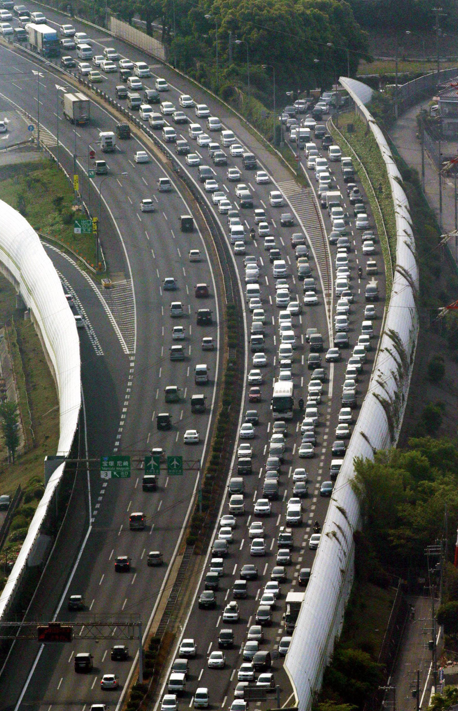 Kitaku Rasshu - Japanese term for the transportation hell at the end of Golden Week. Article about the May holidays in Asia and especially Japan: the Golden Week (history, matsuri, customs and related terms regarding Golden Week holidays in contemporary Japan)