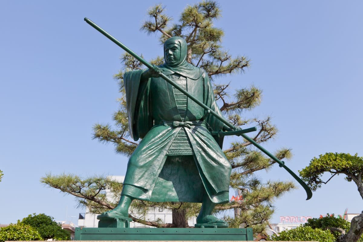 Sculpture of Benkei (warrior monk), Japanese history and legends. The legendary fight on Gojo bridge between a young samurai Ushiwakamaru (later Yoshitsune Minamoto) and old monk-soldier (sohei) Benkei in Kamakura period. History and culture of Japan and its influence on manga and anime.