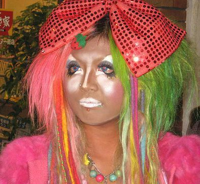 Ganguro is so not Japanese that it is ultra Japanese. Essay on modern Japanese society - fashion style of Gyaru, fashion from Harajuku, Tokyo, Japan. Site on Japan, anime, manga.