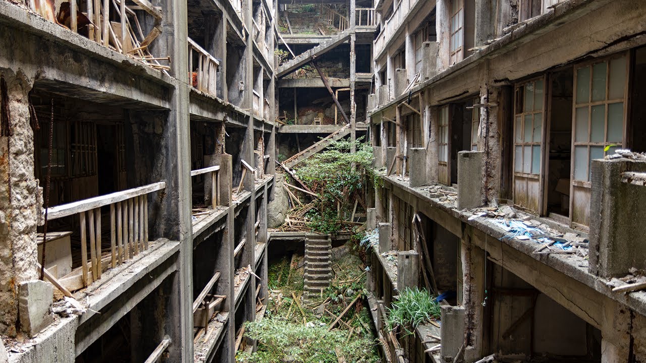 Zdjęcie opuszczonych budynków Gunkanjimy (Hashima) - japońskiej wyspy ghost town. Artykuł o japońskiej wyspie ghost town: Hishima (Gunkanjima). Japońskie wymarłe miasta. Hashima.