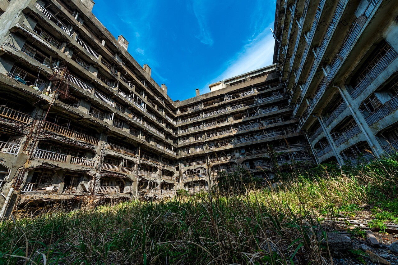 Porzucona wyspa i miasto Hashima, Japonia. Artykuł o japońskiej wyspie ghost town: Hishima (Gunkanjima). Japońskie wymarłe miasta. Hashima.