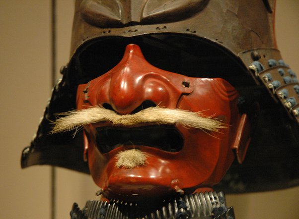 Maska kabuto samuraja, Japonia. Esej o zbroi samurajów średniowiecznej Japonii - budowa zbroi, funkcje elementów, znaczenie dla statusu samuraja. Historia od okresu Kamakura, przez Azuchi-Momoyama, aż po Edo i  Meiji.