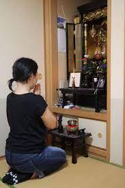 Butsudan - ołtarz domowy w Japonii Święto równonocy wiosennej po japońsku - shunbun no hi 21 marca.