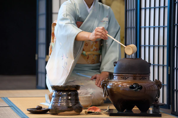 Chanoyu - Japanese tea ceremony. Essay about kuchisabishii (in Japanese "lonely mouth") - how it is described in Japanese culture to eat out of boredom or loneliness and what is the psychology behind such eating?