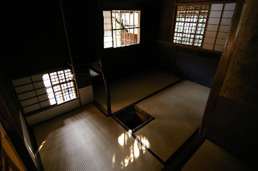 „Pochwała cienia” Tanizakiego – dotknijmy japońskiego piękna półmroku, tak odmiennego od zachodniej estetyki światła Jak Japończycy widzą piękno półmroku? Tanizaki w „Pochwale cienia” pokazuje różnicę między estetyką Japonii a zachodnią obsesją światła.