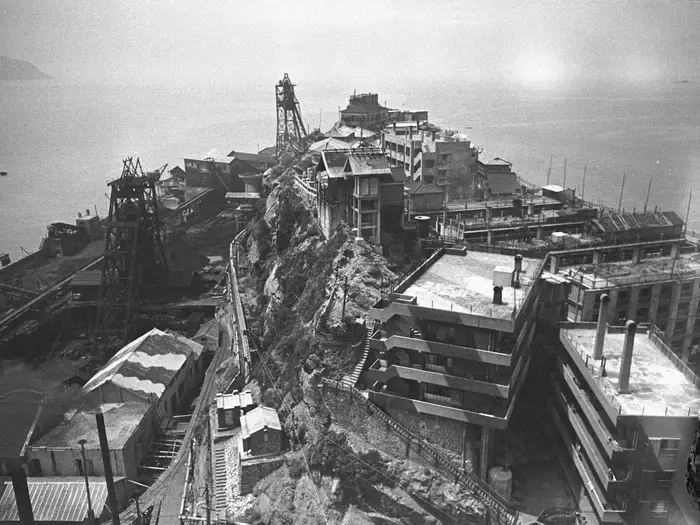 Wyspa Gunkanjima (Hashima) - japoński ghoist town Artykuł o japońskiej wyspie ghost town: Hishima (Gunkanjima). Japońskie wymarłe miasta. Hashima.