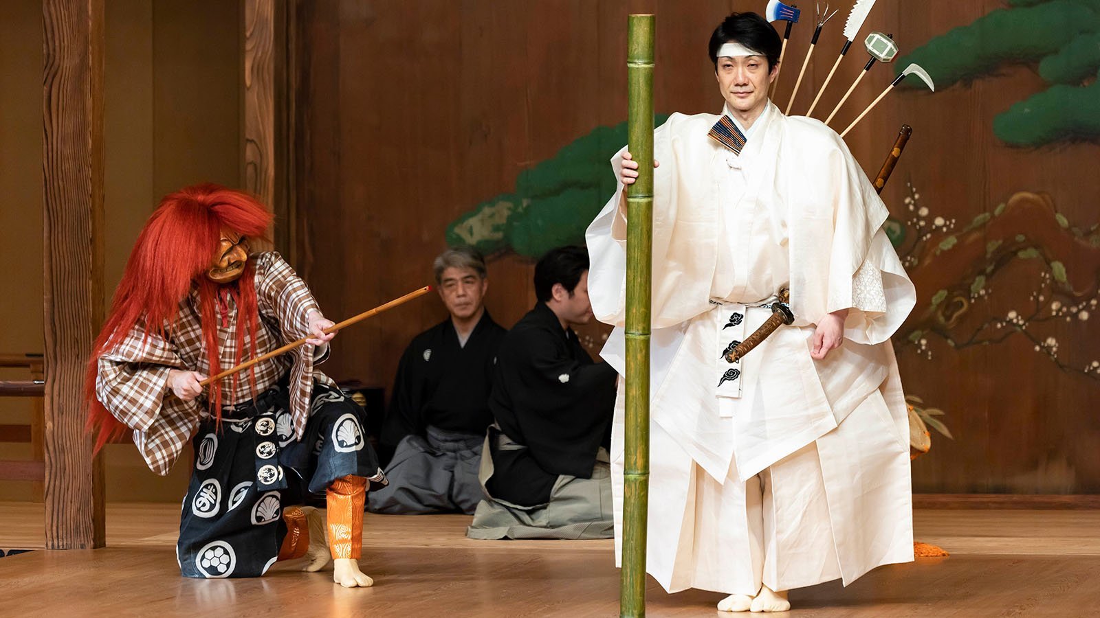 Zdjęcie ze spektaklu japońskiego teatru Kyogen - komedia i satyra z XVII wiecznej Japonii. Nō, Kyōgen i Kabuki - tradycyjne japońskie formy teatru - ich historia, współczesne oblicze oraz wpływ na japońską mangę i anime.