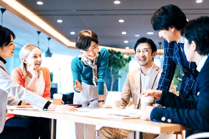 Nie po imieniu – jak Japończycy naprawdę mówią do siebie na co dzień Dlaczego w Japonii rzadko woła się ludzi po imieniu? Artykuł o nazwiskach, -san, sensei, firmowych tytułach i tym, jak język odsłania hierarchię relacji.