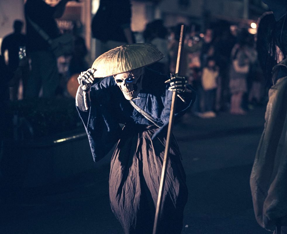 Japanese festival matsuri about hyakki yagyo - this guy has a hat similar to Yoshimitsu from Tekken! Essay about Hyakki Yagyo - Japanese mythological event of a Hundred Demons Parade, when youkais, tengu, oni and other demons walk the streets. Japanese mythology in culture, manga and anime.