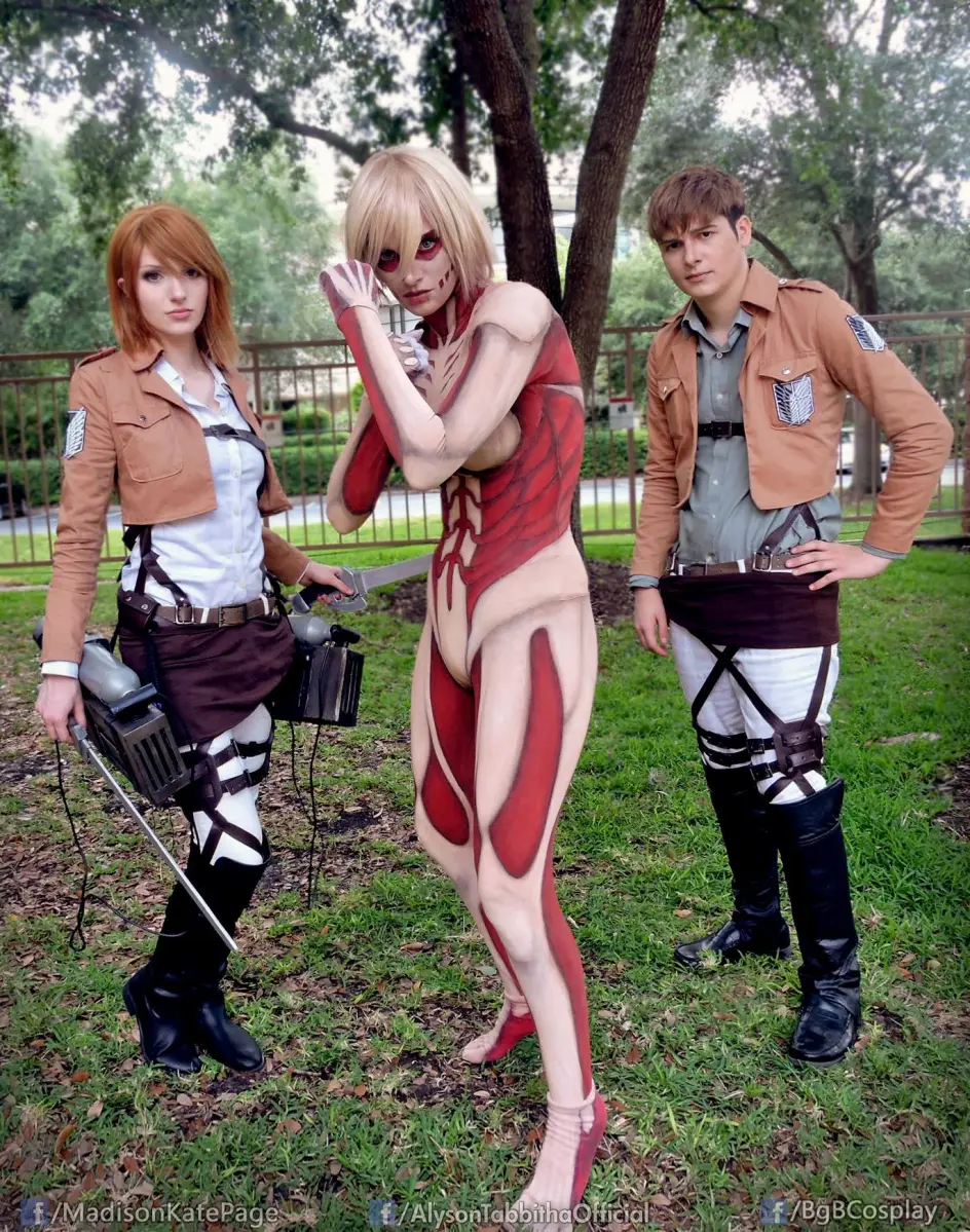 Japońskie anime Attack on Titan - cosplayerzy. Artykuł próbujący odpowiedzieć na pytanie - co takiego jest w japońskim anime Attack on Titan, że jest ono tak wyjątkowe. Ikigai Manga Dive - strona o kulturze i historii Japonii oraz o mandze, anime i japońskich grach video. Artykuł o Attack on Titan.