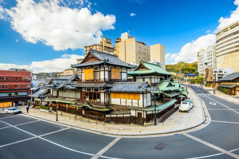Dogo Onsen, Japonia. Esej o japońskich źródłach termalnych onsen. Jaka była historia onsen w klulturze Japonii, jakie są współczesne popularne onsen (Beppu, Dogo Onsen, Hakone Onsen itp). Występowanie onsen w anime, jak Spirited Away, Love Hina, Yu yu Hakosho, Dragon Ball, Onsen Yousei Hakone-chan, Totoro.