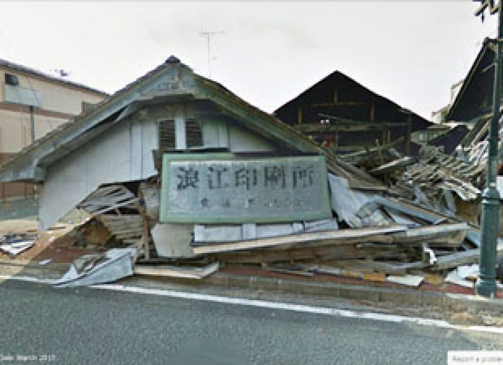 Zniszczenia po japońskim tsunami. Artykuł o współczesnej kondycji Japonii. Jak Japonia z kraju nowoczesnego i futurystycznego, potęgi gospodarczej stała się krajem podyupadłym, w stagnacji, inercji i z ponurymi perpektywami społeczno-demograficznym?