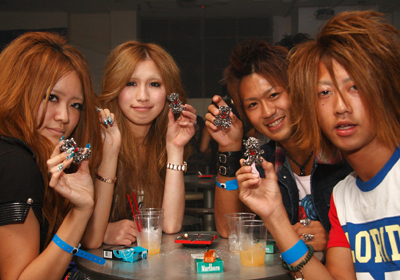 Impreza gyaru w barze, Harajuku, Japonia, Tokyo. Artykuł o współczesnej Japonii, mandze i anime - współczesne społeczeństwo i styl modowy gyaru z Harajuku, Tokyo, Japonia.