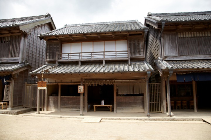 Ghost villages of Japan - genkai shuraku. Essay about vanishing villages in Japan called Genkai / sonzoku / jun / shometsu shuraku. Modern Japan, anime and manga.