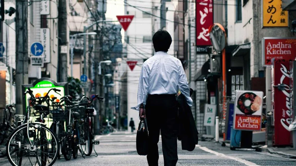 Japanese children know "Hōjōki" by heart – but what can we learn from a monk of the 13th century? "Hōjōki" by Kamo no Chōmei – a Japanese life lesson from 800 years ago, still present in schools. Discover what it can teach us today.