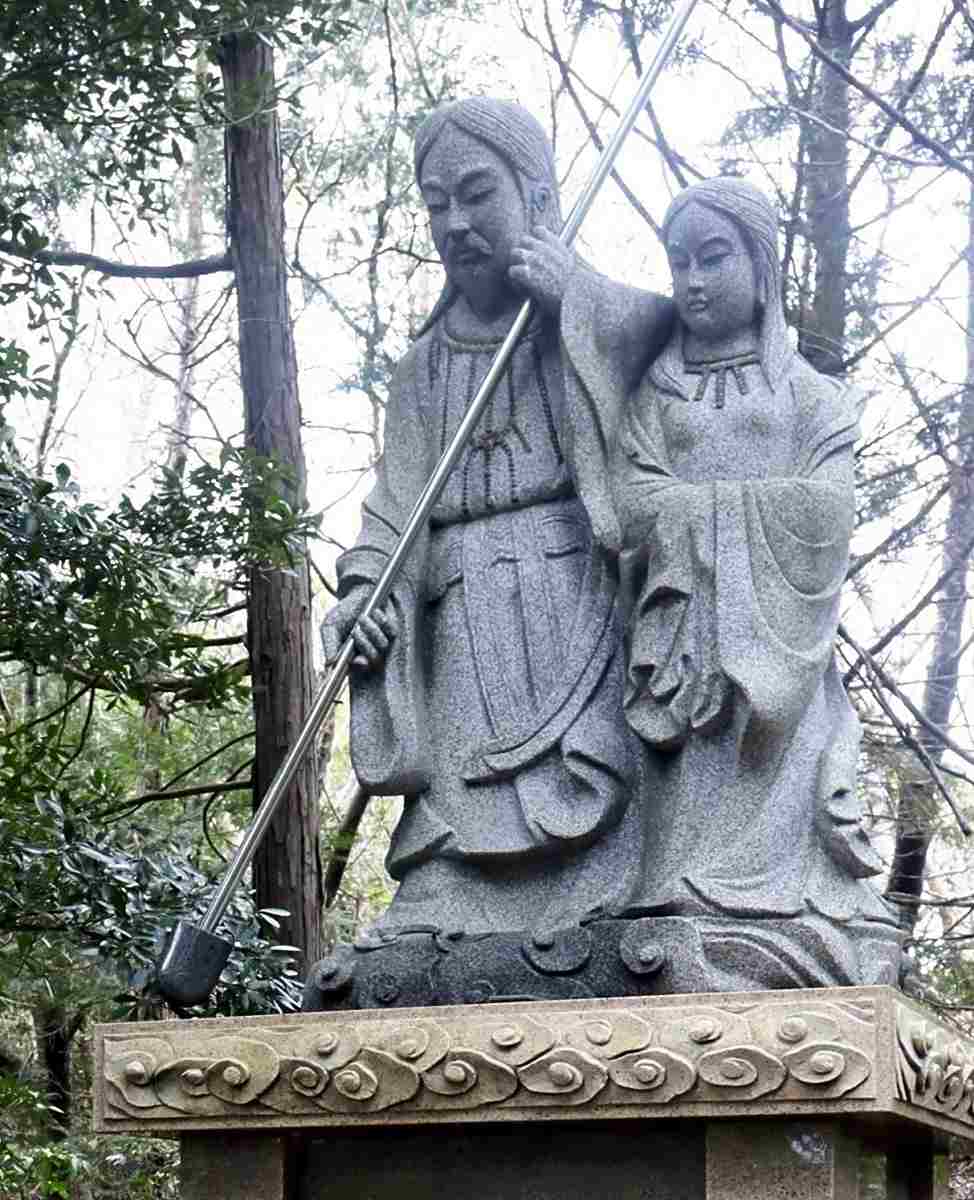 Pomnik Izanagi i Izanami =kami japońskiego mitu stworzenia. Esej o kami (bóstwach i boganiach) z japońskiej mitologii szintoistycznej. PRzegląd kami, takich, jak Izanagi i Izanami, Mikaboshi, Fujin i Raijin, Amaterasu, Susanoo, Tsukuyomi i wiele innych. Oraz występowanie w japońskiej mandze i anime.