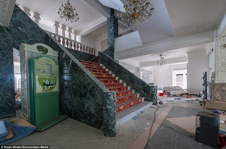 Haikyō Onsen – Japanese “urbex” amid the abandoned beauty of 1980s resorts Haikyō onsen are abandoned Japanese resorts from the 1980s. Discover their history, architecture, and the unique ‘urbex’ atmosphere amid the ruins of former hot spring retreats.