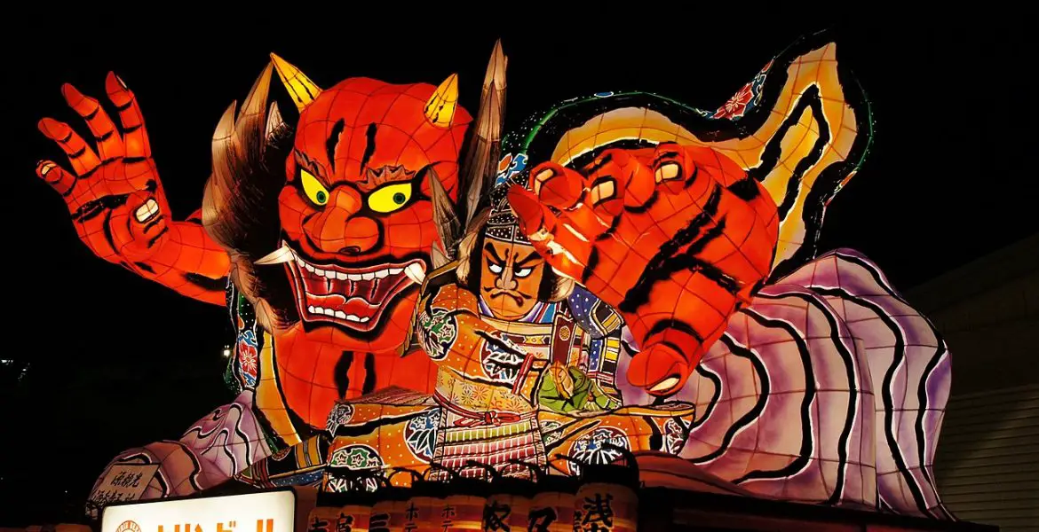 Diabeł japoński pojawiający się w wielu festiwalach japońskich. Artykuł, esej o kulturze Japonii. Historia, współczesne oblicze oraz występowanie w japońskiej mandze i anime tematyki festawali japońskich matsuri.
