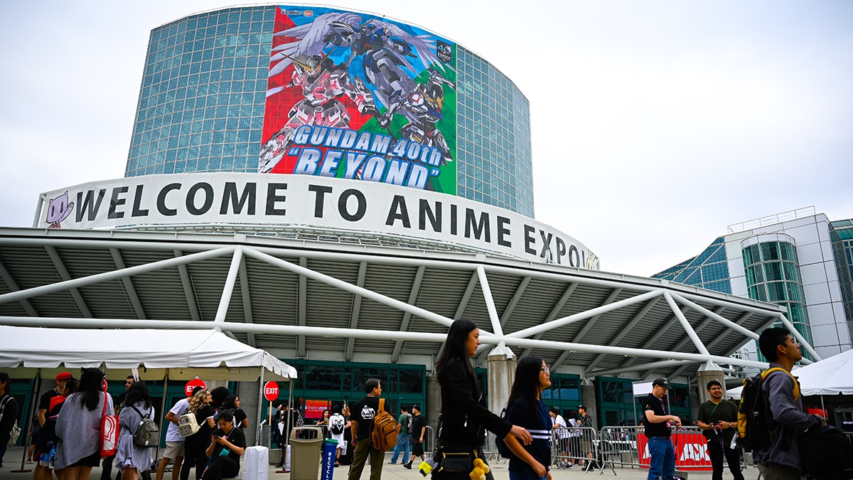 Zdjęcie z Anime Expo w Los Angeles. Esej o róznicach między kreskówkami Zachodu a mangą i anime Japonii. Czym się różnią pod względem treści, formy, techniki, czy odbiorcy?