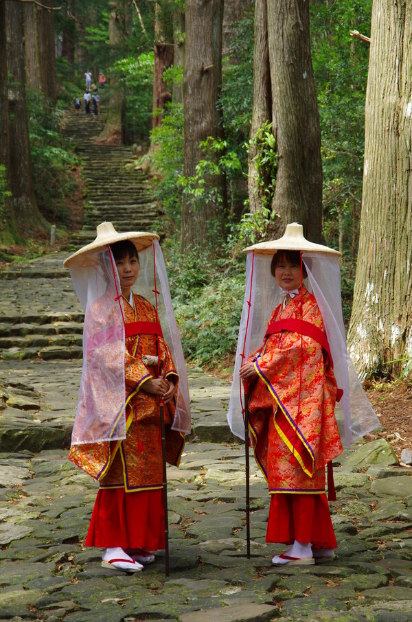 Fashion of Heian period Japan, when Sei Shonagon, Japanese writer lived. Essay about Sei Shonagon, a Japanese female poet from Heian period, author of the Makura no Soshi - how to learn mono no aware and wabi sabi from her. Japanese literature and history.