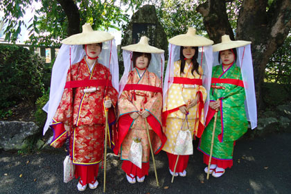 Heian fashion - Japan the way Sei Shonagon saw it. Essay about Sei Shonagon, a Japanese female poet from Heian period, author of the Makura no Soshi - how to learn mono no aware and wabi sabi from her. Japanese literature and history.