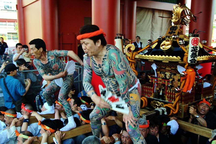 Pokaż tatuaży yakuzy na matsuri w Japonii. Esej o japońskiej, 400-letniej mafii: Yakuza. Co oznacza nazwa, jaka jest historia i współczesna działalność yakuzy w Japonii i na świecie.