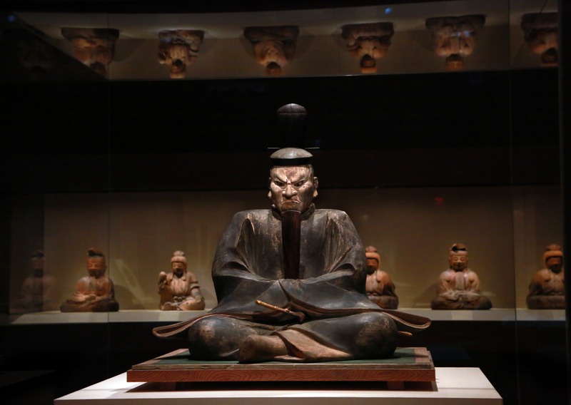 Statua Tenjina (boska wersja Sugawara no Michizane) - mitologia Japonii. Życie, wygnanie i smierć japońskiego poety i uczonego Sugawara no Michizane oraz jego zemsta jako kami Tenjin. Esej / artykuł z dziedziny folkloru, wierzeń shinto i mitologii Japonii.