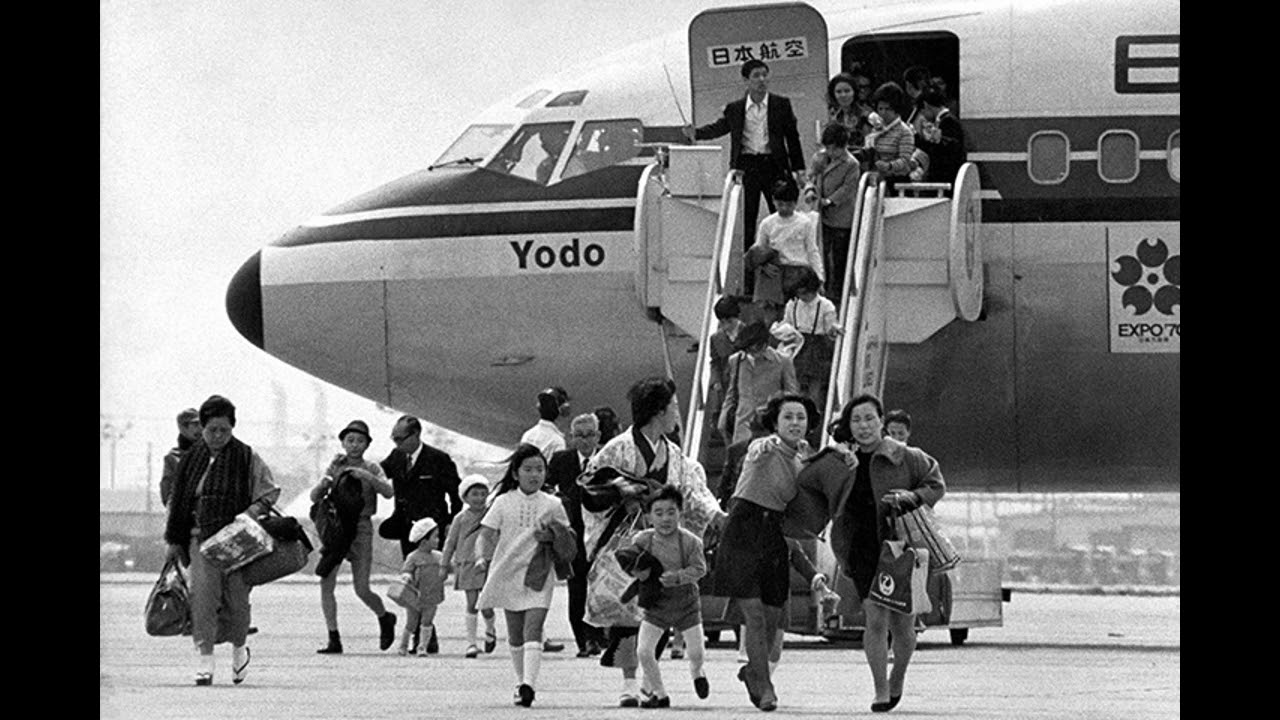 Porwanie samolotu Japanese Air Lines Flight 351 - Japanese Red Army. Artykuł o JRA (Japanese Red Army) - ekstremistycznej organizacji terrorystycznej walczącej w imię komunizmu.